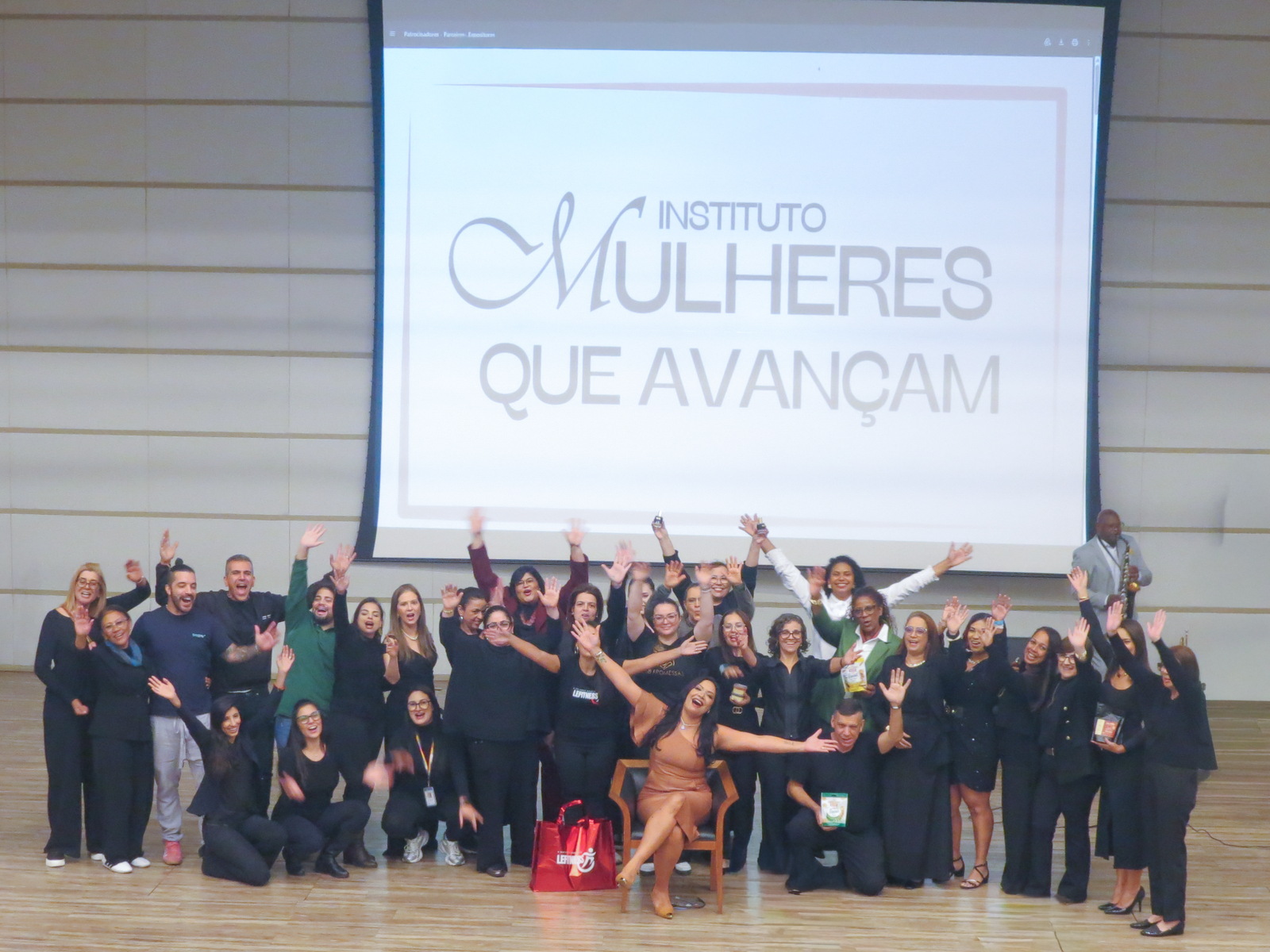 Participantes celebram no palco do encontro de maio de 2026